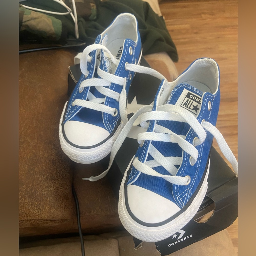 Converse Chuck Taylor - Kids size 12
** Blue **
Used in excellent condition